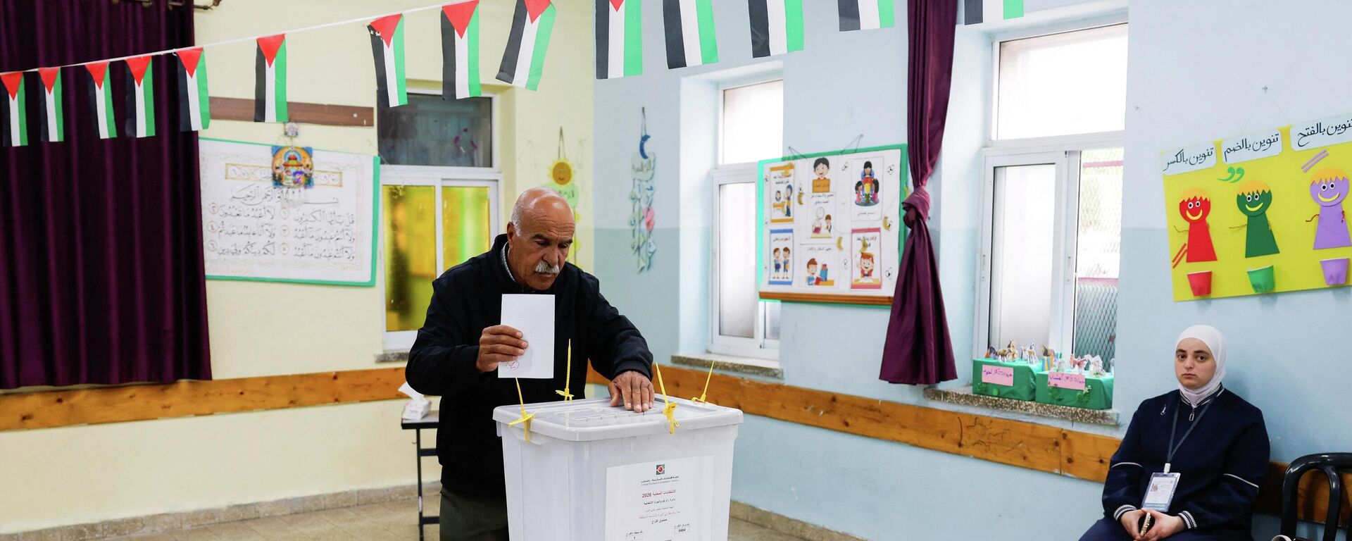رجل فلسطيني يدلي بصوته خلال انتخابات المجلس البلدي في مدينة البيرة بالضفة الغربية المحتلة، 25 نيسان/ أبريل 2026 - سبوتنيك عربي, 1920, 25.04.2026
