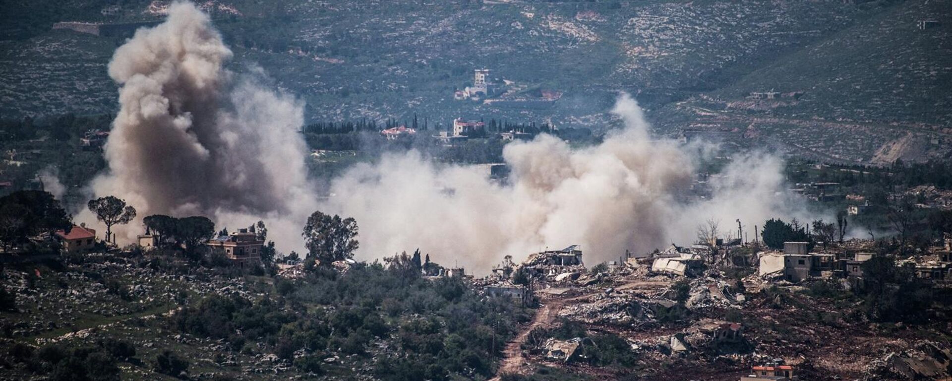 الدخان يتصاعد من قرية في جنوب لبنان أثناء وجود الجيش الإسرائيلي فيها، كما يُرى من الجانب الإسرائيلي من الحدود، 23 نيسان/ أبريل 2026 - سبوتنيك عربي, 1920, 25.04.2026