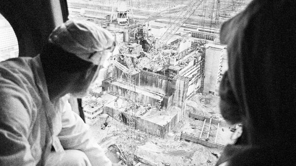 Дозиметристы осуществляют замер радиации после аварии на Чернобыльской АЭС - سبوتنيك عربي