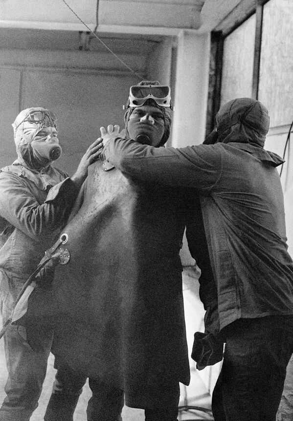 سلسلة "مذكرات صيف تشيرنوبيل". حادثة محطة "تشيرنوبيل" للطاقة النووية. الجائزة الأولى في مسابقة "وورلد برس فوتو" في فئة العلوم والتكنولوجيا، 1986. مجموعة من عمال التطهير يستعدون لدخول سطح مفاعل محطة "تشيرنوبيل" للطاقة النووية بعد الكارثة - سبوتنيك عربي