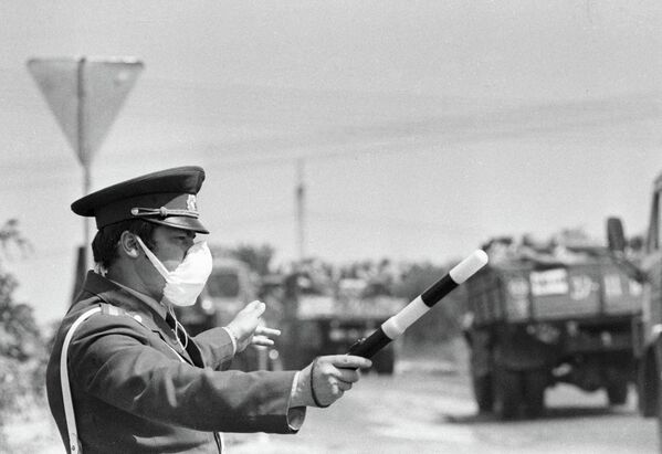 ضابط من مفتشية السلامة المرورية التابعة لوزارة الداخلية في الاتحاد السوفييتي، يقوم بمراقبة حركة المركبات من المناطق المجاورة لمحطة "تشيرنوبيل" للطاقة النووية في جمهورية أوكرانيا الاشتراكية السوفيتية، حيث وقع انفجار في وحدة الطاقة، في 26 أبريل 1986 - سبوتنيك عربي