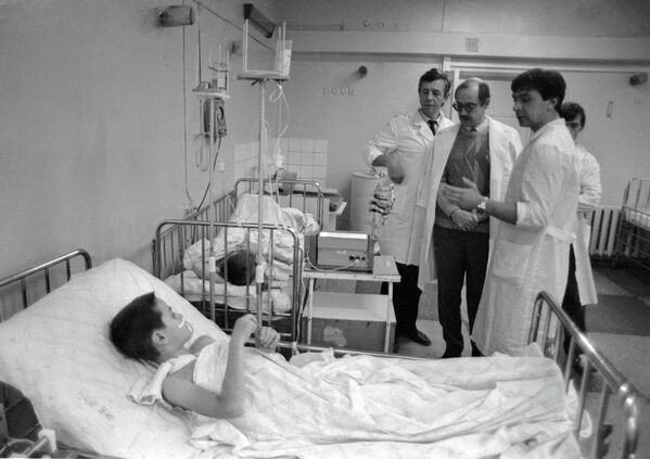 قام غينادي غروشيفوي (في الوسط)، عضو المجلس الأعلى لبيلاروسيا، ورئيس لجنة أطفال تشيرنوبيل التابعة للجبهة الشعبية البيلاروسية، بزيارة الأطفال المتضررين من حادث محطة "تشيرنوبيل" للطاقة النووية في مركز جراحي للأطفال - سبوتنيك عربي