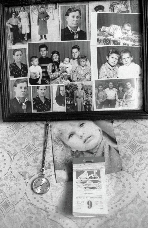 صور عائلية لسكان قرية تشودياني، الذين بقوا في منزل ملوث بالإشعاع نتيجة لحادث محطة "تشيرنوبيل" للطاقة النووية - سبوتنيك عربي