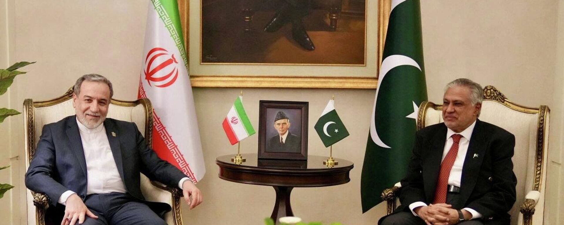 وزير الخارجية الإيراني، عباس عراقجي، يلتقي بنظيره الباكستاني، إسحاق دار، في الوقت الذي تستعد فيه باكستان لاستضافة الولايات المتحدة وإيران للمرحلة الثانية من محادثات السلام، في إسلام آباد، باكستان، 25 نيسان/ أبريل 2026 - سبوتنيك عربي, 1920, 25.04.2026