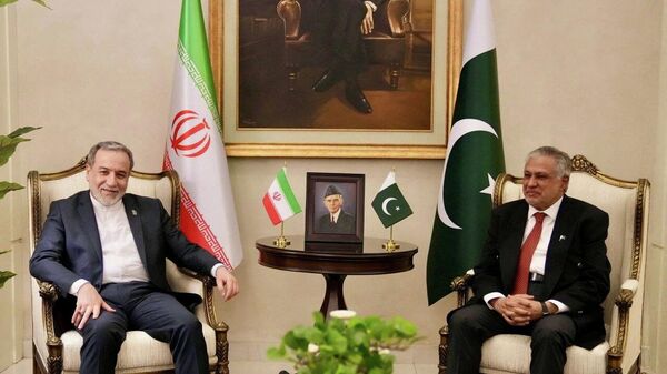 وزير الخارجية الإيراني، عباس عراقجي، يلتقي بنظيره الباكستاني، إسحاق دار، في الوقت الذي تستعد فيه باكستان لاستضافة الولايات المتحدة وإيران للمرحلة الثانية من محادثات السلام، في إسلام آباد، باكستان، 25 نيسان/ أبريل 2026 - سبوتنيك عربي