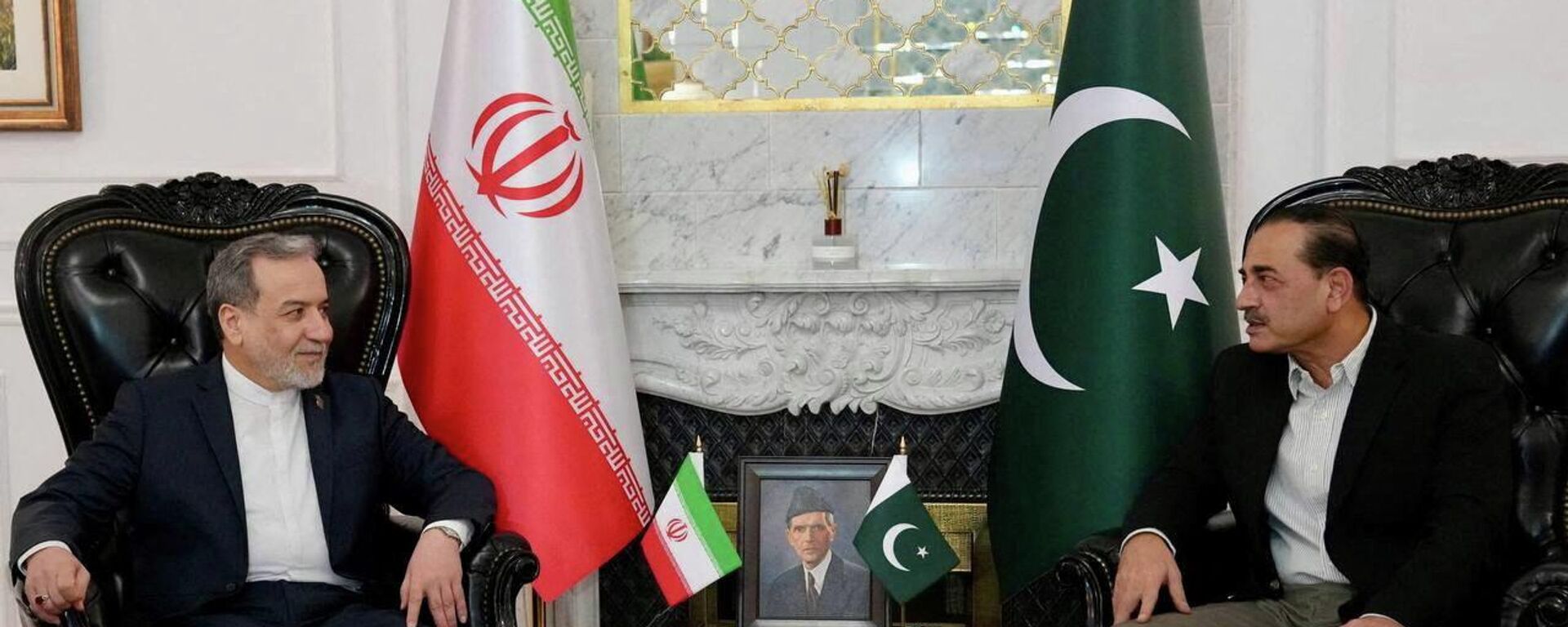 وزير الخارجية الإيراني، عباس عراقجي، يلتقي قائد الجيش الباكستاني، عاصم منير، في إسلام آباد، باكستان، 25 نيسان/ أبريل 2026 - سبوتنيك عربي, 1920, 25.04.2026