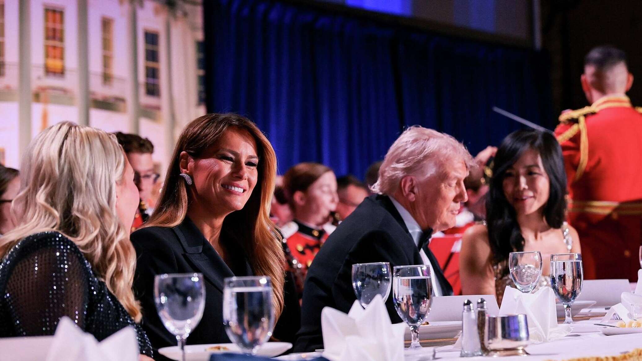 إعلام: المشتبه به في إطلاق النار بحفل مراسلي البيت الأبيض يعترف باستهداف مسؤولي إدارة ترامب