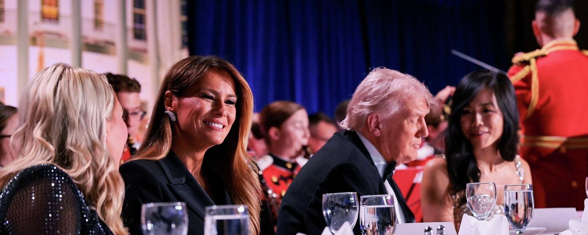 الرئيس الأمريكي، دونالد ترامب، وزوجته، ميلانيا ترامب، في حفل العشاء السنوي لرابطة مراسلي البيت الأبيض في واشنطن العاصمة، الولايات المتحدة الأمريكية، 25 نيسان/ أبريل 2026 - سبوتنيك عربي, 1920, 26.04.2026