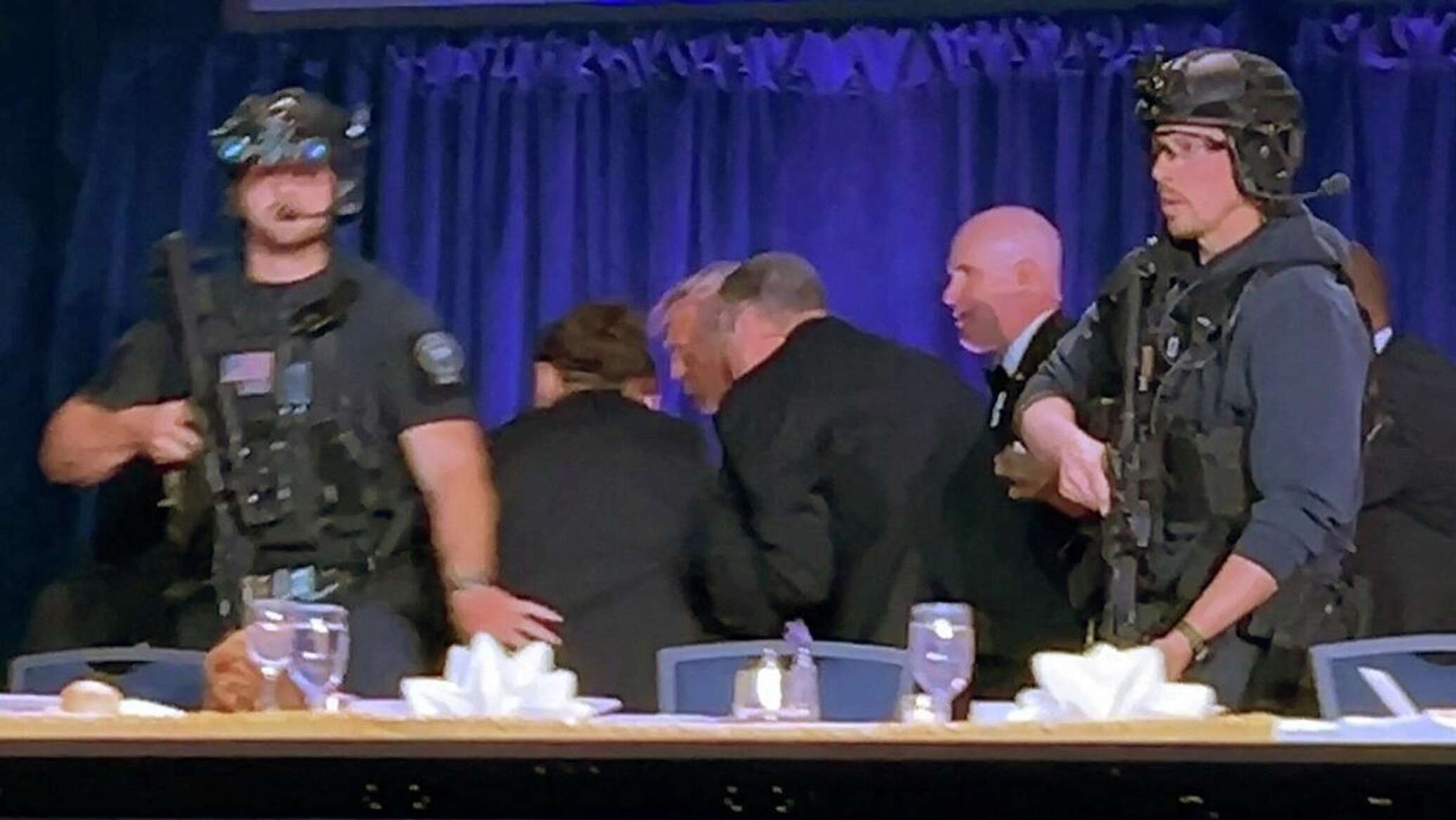 إطلاق نار في حفل مراسلي البيت الأبيض... من هو المشتبه به وإلى أين نقل ترامب؟