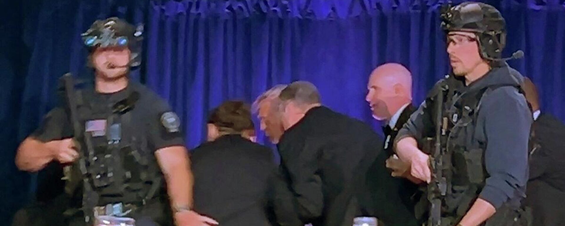 الرئيس الأمريكي، دونالد ترامب، يتم إخراجه من القاعة بعد أن أطلق رجل النار ببندقية على أفراد الأمن خارج القاعة، وذلك خلال حفل العشاء السنوي لرابطة مراسلي البيت الأبيض،واشنطن، 25 نيسان/ أبريل 2026 - سبوتنيك عربي, 1920, 26.04.2026