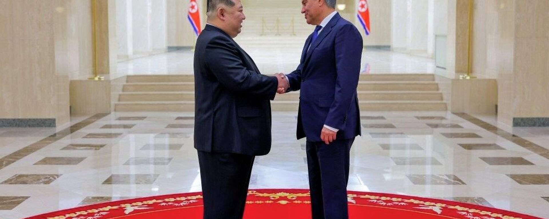 رئيس مجلس الدوما الروسي، فياتشيسلاف فولودين، مع زعيم جمهورية كوريا الديمقراطية الشعبية - سبوتنيك عربي, 1920, 26.04.2026