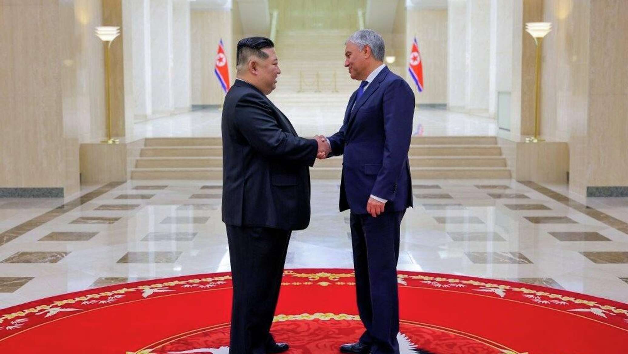 رئيس مجلس الدوما الروسي ينقل تحيات بوتين إلى زعيم كوريا الديمقراطية... فيديو