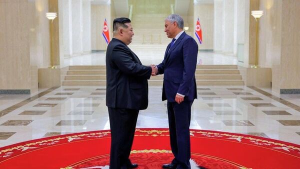 رئيس مجلس الدوما الروسي، فياتشيسلاف فولودين، مع زعيم جمهورية كوريا الديمقراطية الشعبية - سبوتنيك عربي