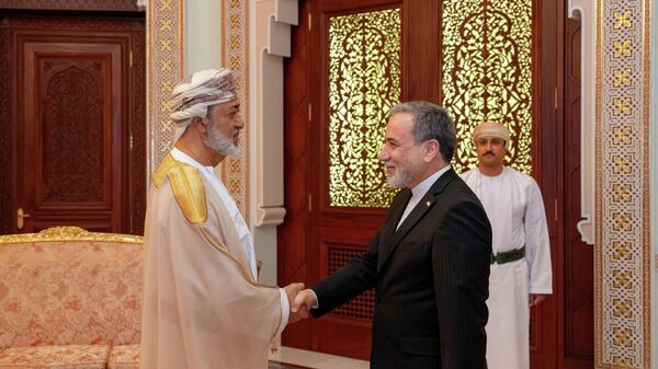 وزير الخارجية الإيراني، عباس عراقجي، يلتقي سلطان عمان، هيثم بن طارق آل سعيد، في قصر البركة في مسقط، عمان، 26 نيسان/ أبريل 2026 - سبوتنيك عربي