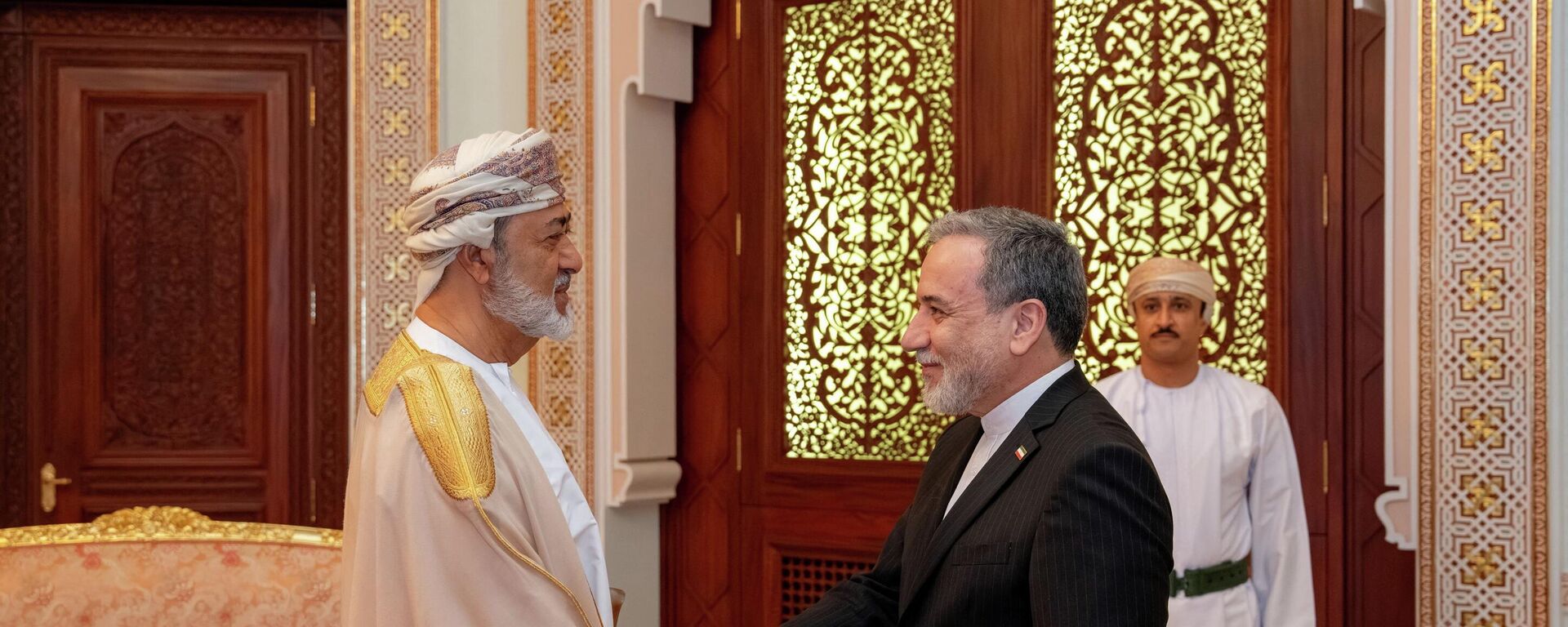 وزير الخارجية الإيراني، عباس عراقجي، يلتقي سلطان عمان، هيثم بن طارق آل سعيد، في قصر البركة في مسقط، عمان، 26 نيسان/ أبريل 2026 - سبوتنيك عربي, 1920, 26.04.2026