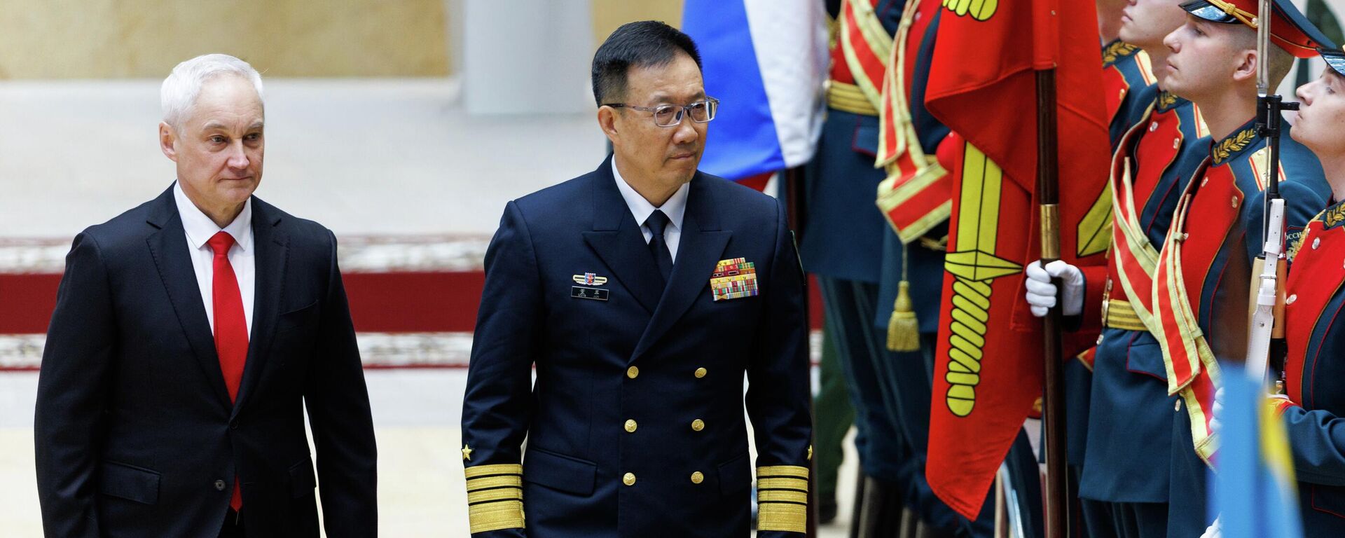 وزير الدفاع الروسي أندريه بيلاؤوسوف ووزير الدفاع الصيني دونغ جون (في الوسط) في اجتماع في موسكو. - سبوتنيك عربي, 1920, 26.04.2026
