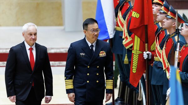 وزير الدفاع الروسي أندريه بيلاؤوسوف ووزير الدفاع الصيني دونغ جون (في الوسط) في اجتماع في موسكو. - سبوتنيك عربي