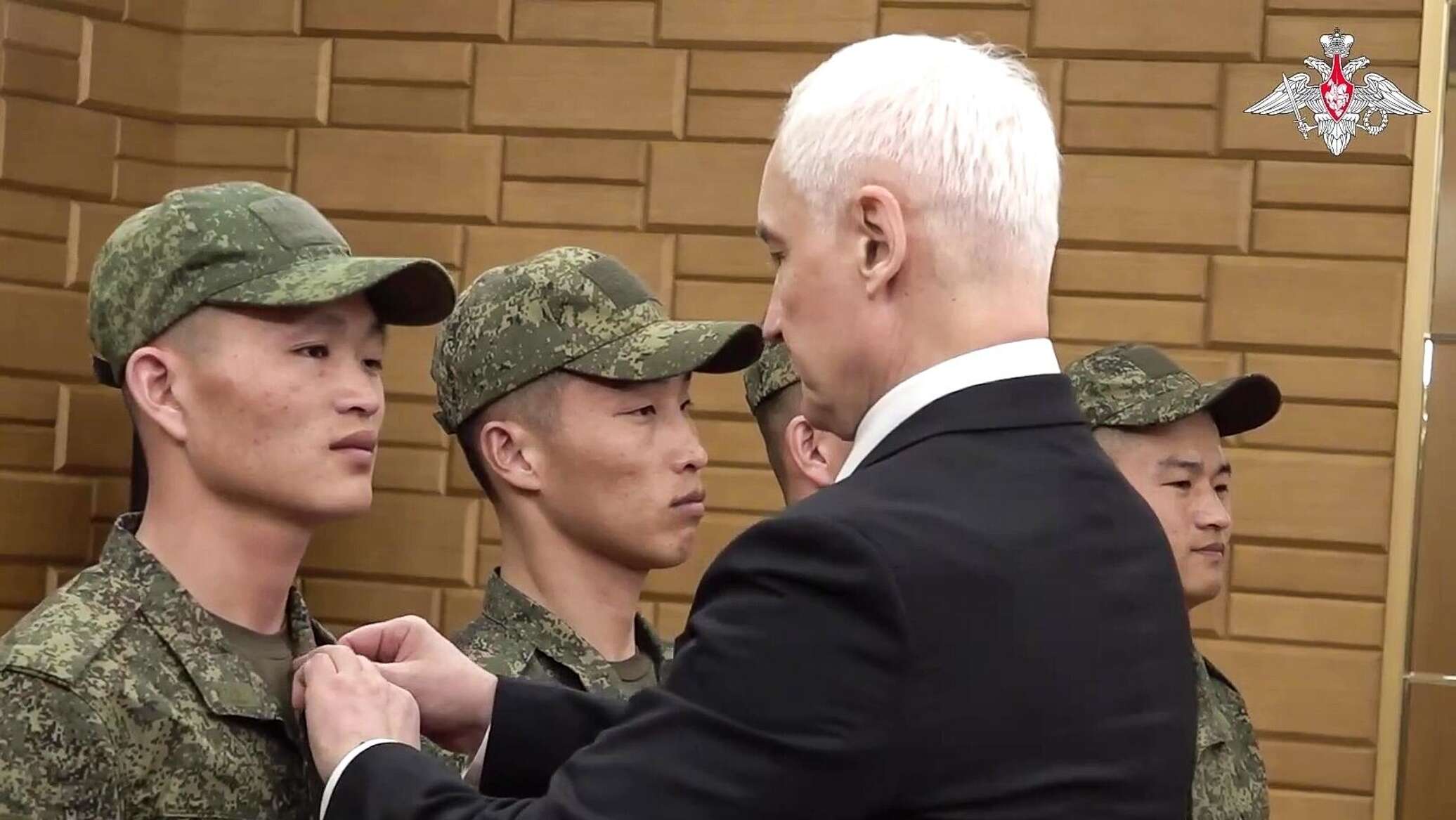 بيلاؤوسوف يمنح وسام الشجاعة لجنود كوريين شاركوا في تحرير مقاطعة كورسك... فيديو