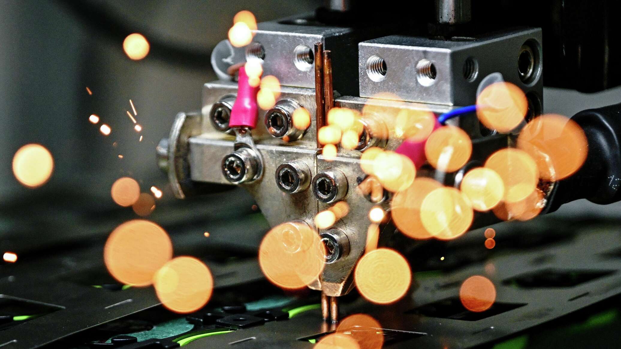 الصين تكشف عن أول بطارية في العالم خالية من انبعاثات الكربون