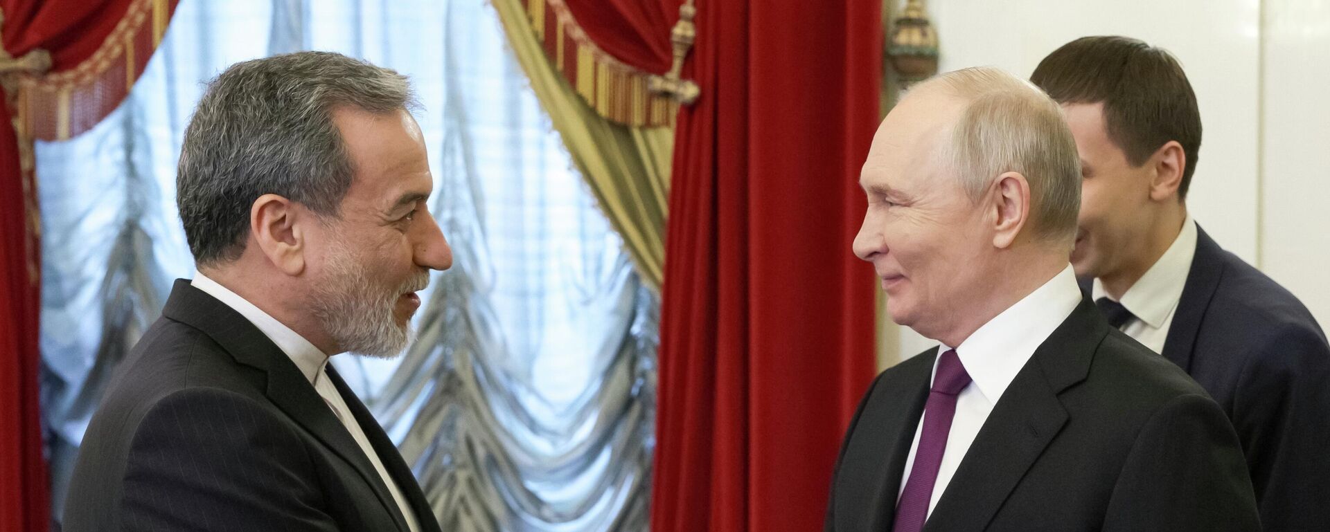 الرئيس الروسي فلاديمير بوتين خلال محادثاته مع وزير الخارجية الإيراني، عباس عراقجي - سبوتنيك عربي, 1920, 27.04.2026