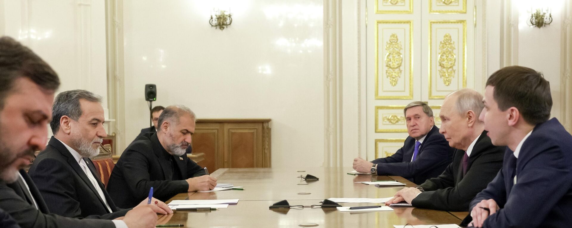 الرئيس الروسي فلاديمير بوتين خلال محادثاته مع وزير الخارجية الإيراني، عباس عراقجي - سبوتنيك عربي, 1920, 27.04.2026