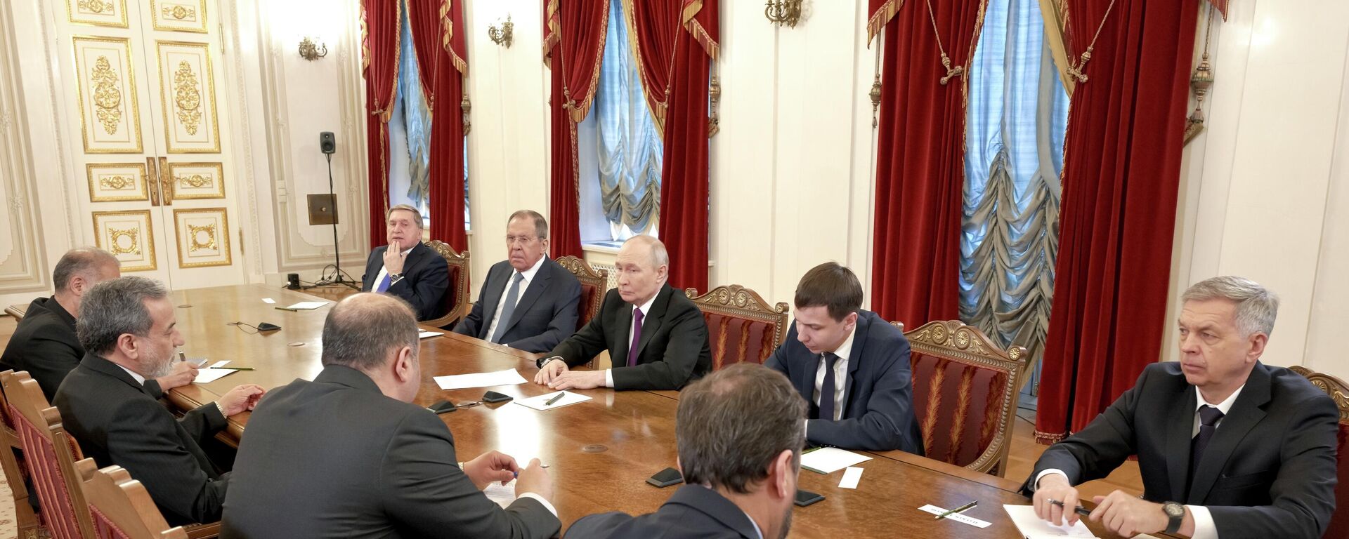 
الرئيس الروسي فلاديمير بوتين خلال محادثاته مع وزير الخارجية الإيراني، عباس عراقجي - سبوتنيك عربي, 1920, 27.04.2026