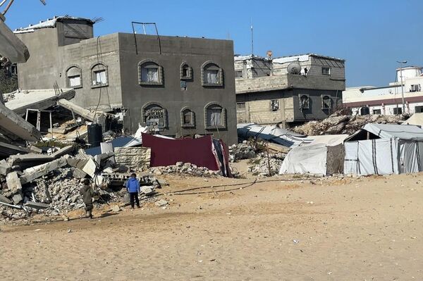 خلف الخط الأصفر بيوت تختفي وحدود تٌرسم والنازحون في غزة يتمسكون بحلم العودة   - سبوتنيك عربي