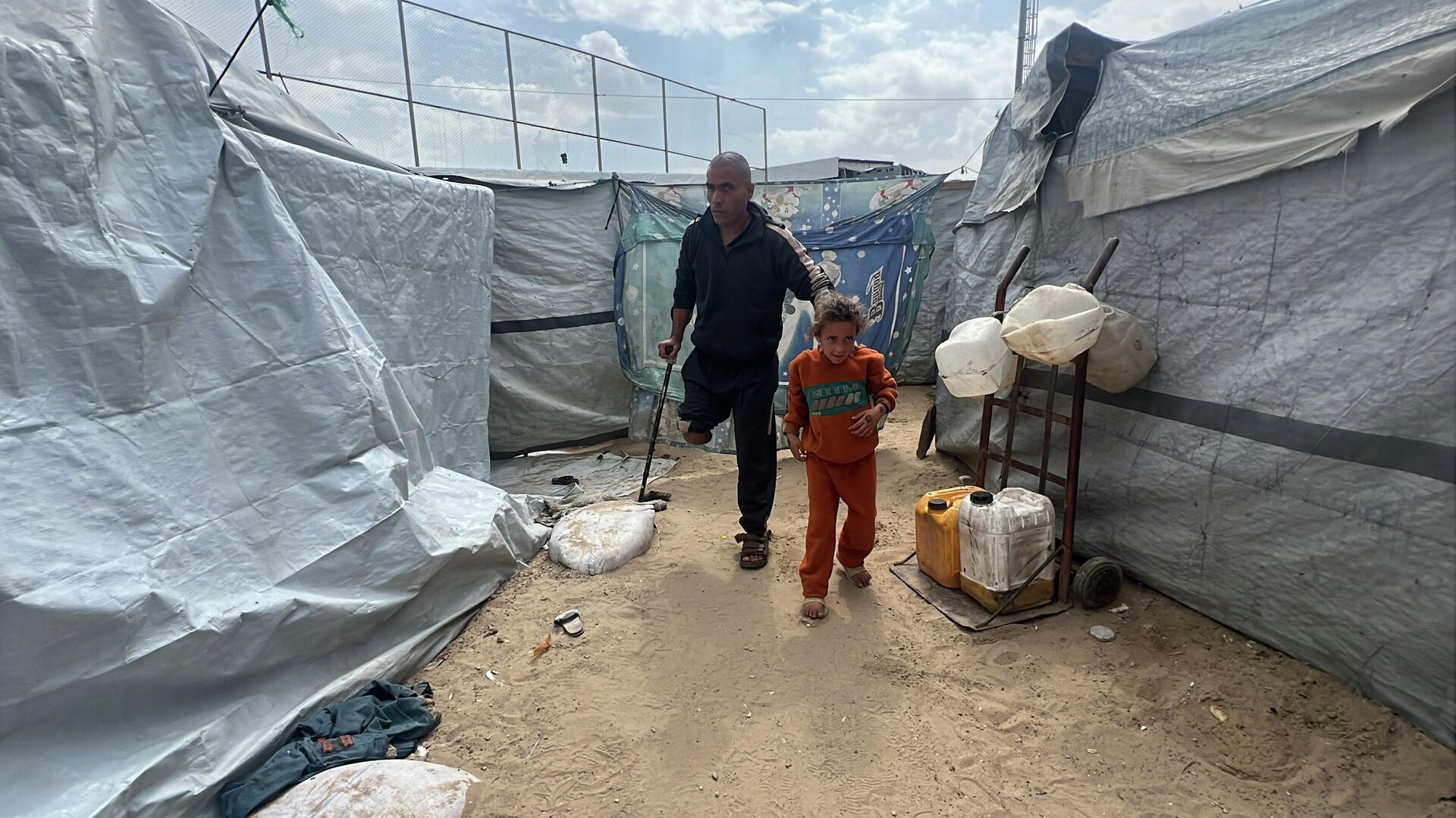 محمود الزربة يقاوم العتمة والعجز ويتشبث بالحياة داخل خيمته المهترئة في غزة   - سبوتنيك عربي, 1920, 29.04.2026