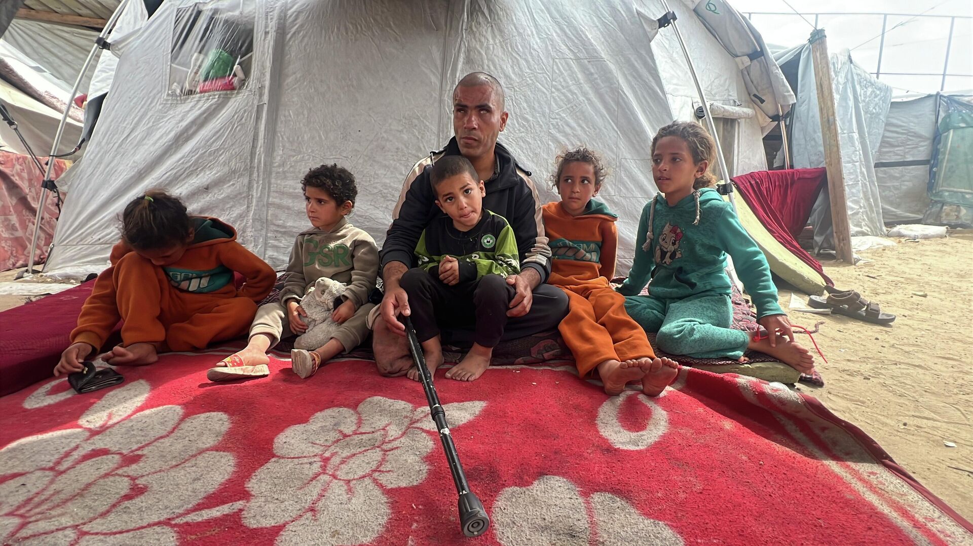 محمود الزربة يقاوم العتمة والعجز ويتشبث بالحياة داخل خيمته المهترئة في غزة   - سبوتنيك عربي, 1920, 29.04.2026