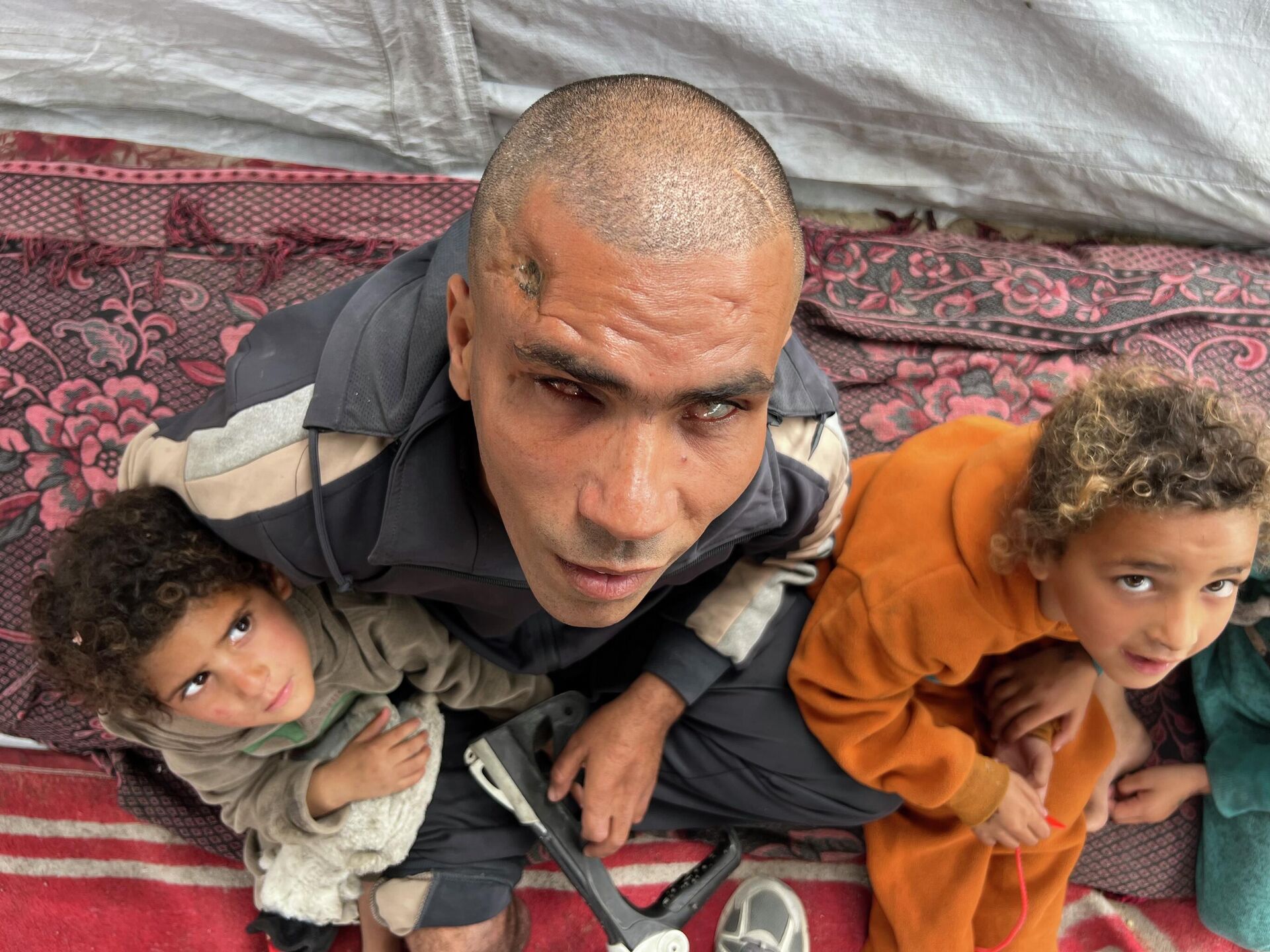 محمود الزربة يقاوم العتمة والعجز ويتشبث بالحياة داخل خيمته المهترئة في غزة   - سبوتنيك عربي, 1920, 29.04.2026