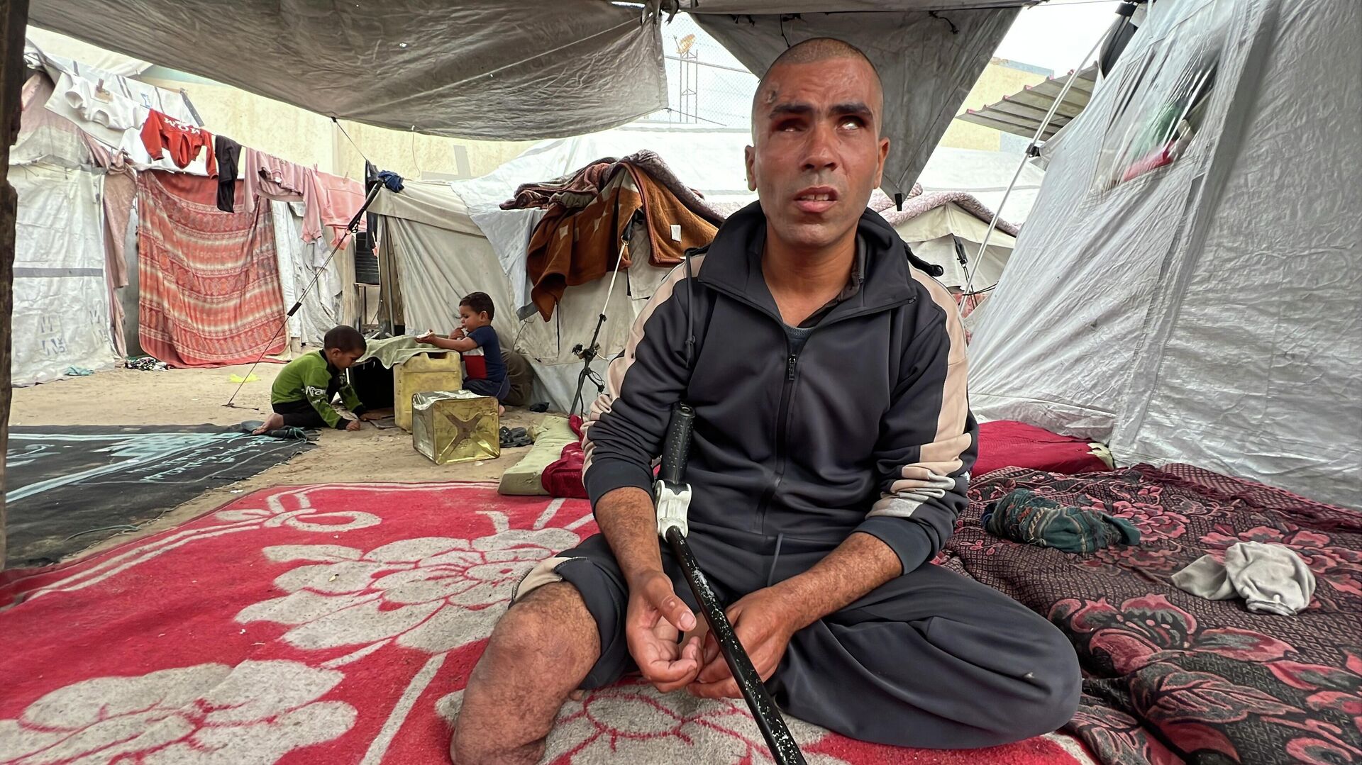 محمود الزربة يقاوم العتمة والعجز ويتشبث بالحياة داخل خيمته المهترئة في غزة   - سبوتنيك عربي, 1920, 29.04.2026