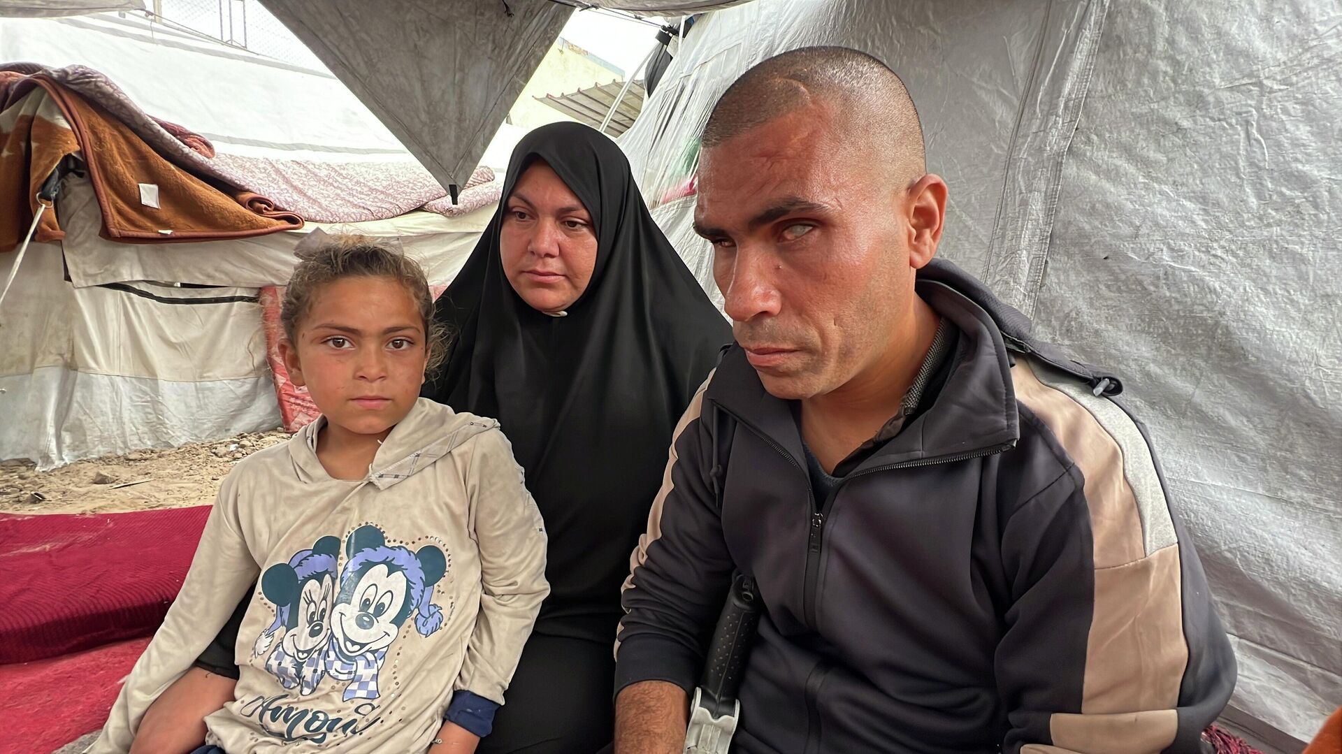 محمود الزربة يقاوم العتمة والعجز ويتشبث بالحياة داخل خيمته المهترئة في غزة   - سبوتنيك عربي, 1920, 29.04.2026