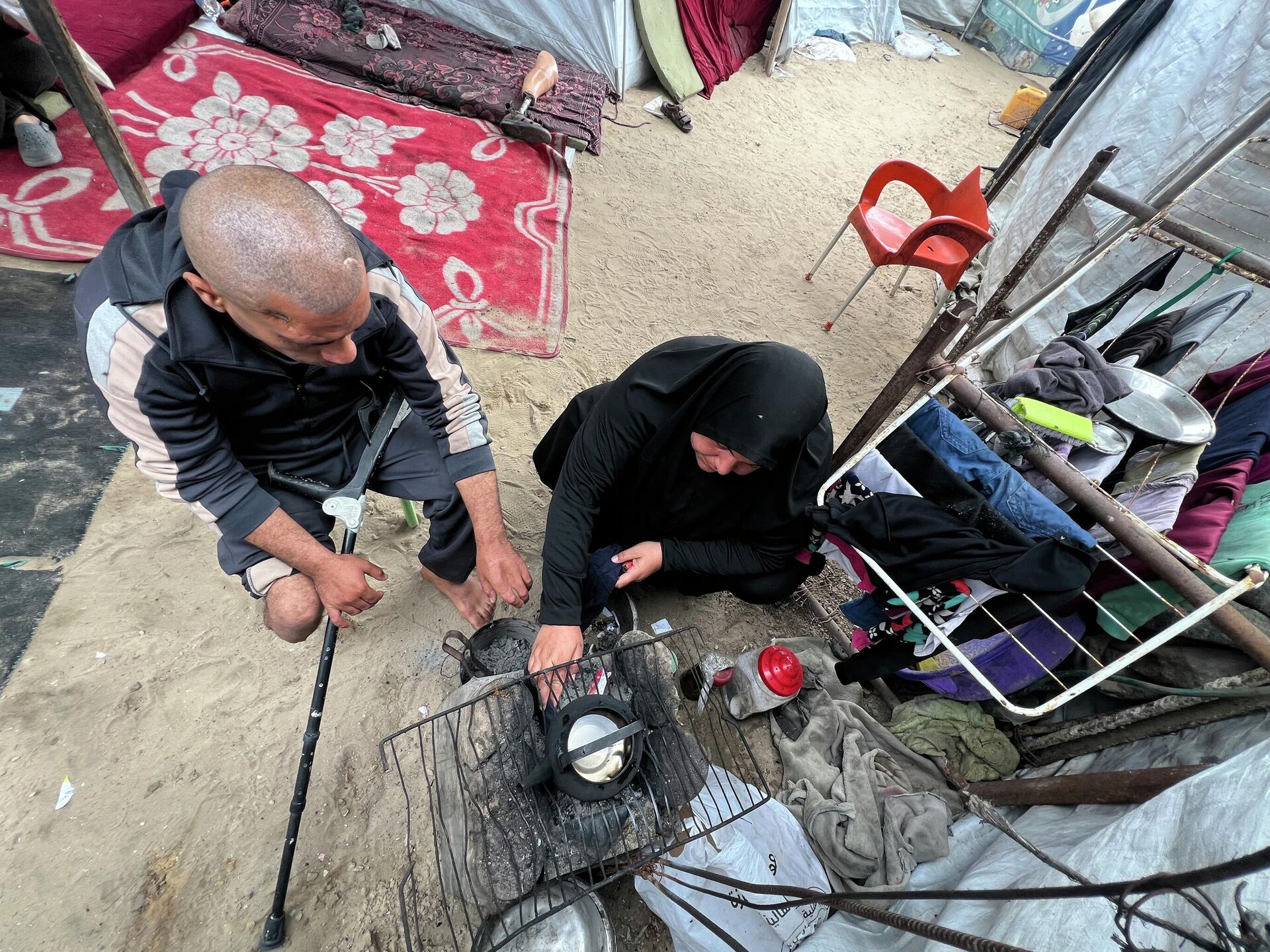 محمود الزربة يقاوم العتمة والعجز ويتشبث بالحياة داخل خيمته المهترئة في غزة   - سبوتنيك عربي, 1920, 29.04.2026