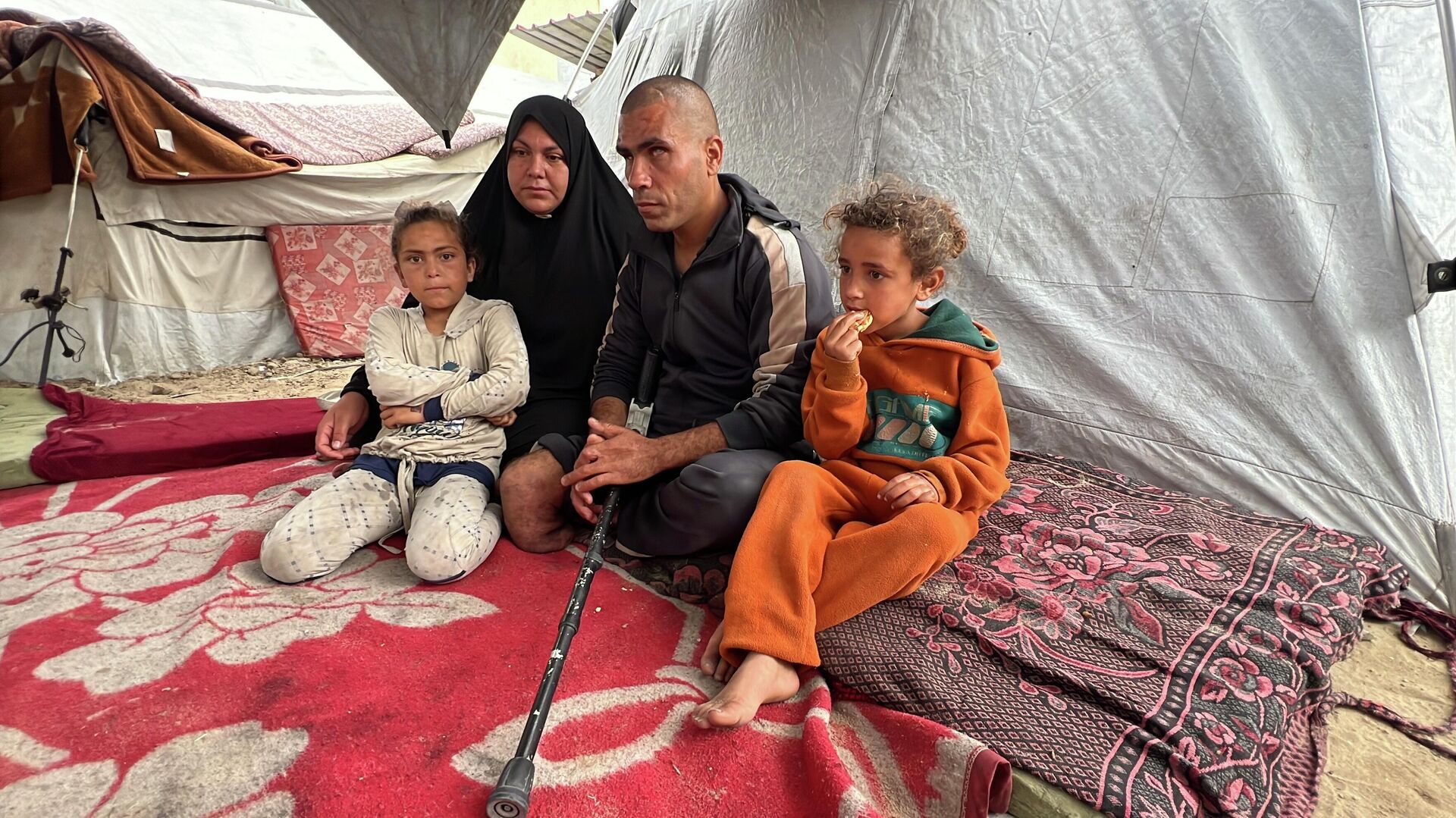 محمود الزربة يقاوم العتمة والعجز ويتشبث بالحياة داخل خيمته المهترئة في غزة   - سبوتنيك عربي, 1920, 29.04.2026