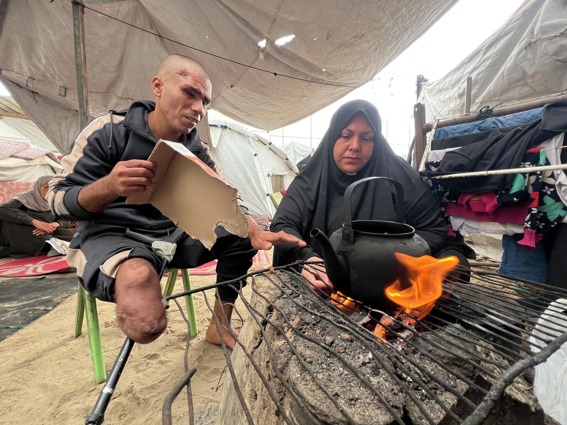 محمود الزربة يقاوم العتمة والعجز ويتشبث بالحياة داخل خيمته المهترئة في غزة   - سبوتنيك عربي, 1920, 29.04.2026