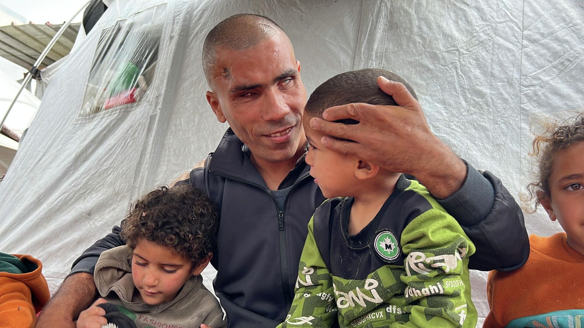 محمود الزربة يقاوم العتمة والعجز ويتشبث بالحياة داخل خيمته المهترئة في غزة   - سبوتنيك عربي, 1920, 29.04.2026