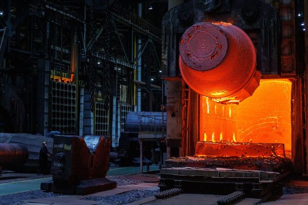 خلال تشكيل قطع خام لوعاء المفاعل للوحدة الأولى من محطة "باكس 2 " للطاقة النووية في المجر.  - سبوتنيك عربي