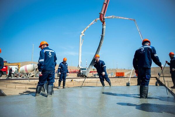 خلال قيام العمال بإنشاء الخرسانة كجزء من بناء محطة الأمن البحري في أوزبكستان. - سبوتنيك عربي