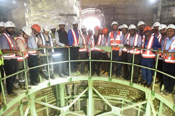 لقطة للعمال والمشرفين خلال بدء تسرب أنظمة السلامة إلى المفاعل المفتوح داخل وحدة الطاقة رقم 3 في محطة "كودانكولام" للطاقة النووية في الهند. - سبوتنيك عربي