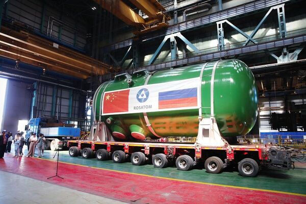 خلال عملية شحن وعاء المفاعل ومولد البخار للوحدة الرابعة من محطة "شودابو" للطاقة النووية في الصين باستخدام أحدث تصميم روسي، من شركة "روساتوم". - سبوتنيك عربي