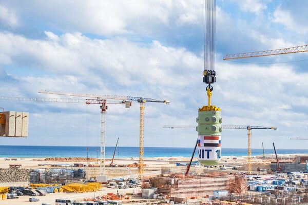 صورة تظهر تركيب وعاء المفاعل الخاص بوحدة الطاقة الأولى في موقع التصميم الخاص به في موقع بناء محطة الضبعة للطاقة النووية في مصر، بالتعاون مع شركة "روساتوم" الروسية. - سبوتنيك عربي