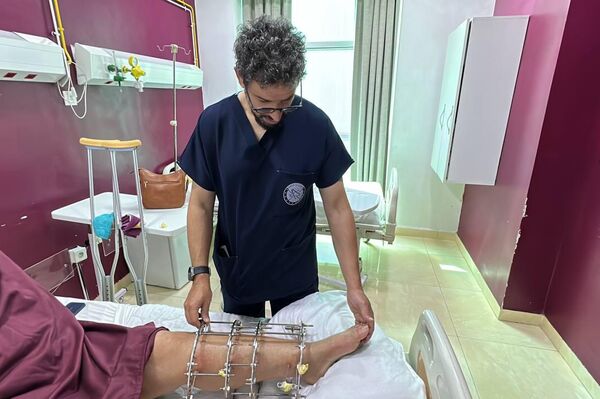 تقنية &quot;إليزاروف&quot; الروسية تدخل بقوة إلى الجزائر… أمل جديد لمرضى الكسور المعقدة وتشوهات العظام. - سبوتنيك عربي