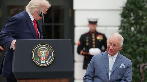 Король Великобритании Карл III слушает выступление президента Дональда Трампа на Южной лужайке Белого дома в Вашингтоне - سبوتنيك عربي