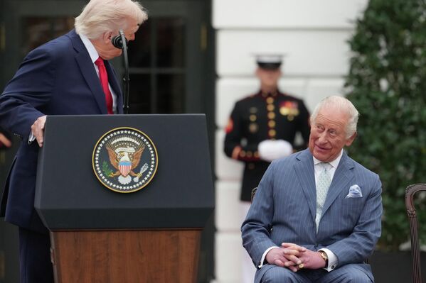 يستمع الملك تشارلز الثالث، ملك بريطانيا، بينما يتحدث الرئيس دونالد ترامب خلال مراسم الاستقبال الرسمية لزيارة دولة في "الساحة الجنوبية" بالبيت الأبيض، يوم الثلاثاء 28 أبريل 2026، في واشنطن. - سبوتنيك عربي