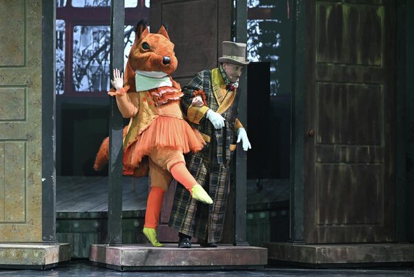 أوليغ أكوليتش ​​في دور أركادي فيليوروف في مسرحية "بوكروفسكي فوروتا" للكاتب ليونيد زورين، من إخراج ديمتري بيترونيا، على خشبة مسرح موسكو الحكومي الأكاديمي. - سبوتنيك عربي