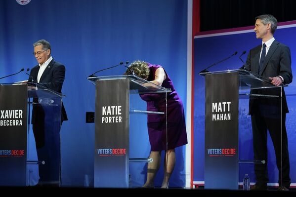 كاتي بورتر (في الوسط) تتفاعل خلال مناظرة لانتخابات حاكم ولاية كاليفورنيا، استضافتها شبكة CBS LA في كلية بومونا بمدينة كليرمونت، كاليفورنيا، يوم الثلاثاء 28 أبريل 2026. - سبوتنيك عربي