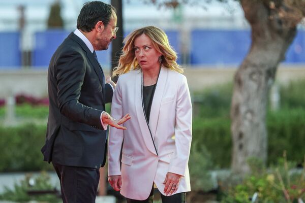 الرئيس القبرصي نيكوس خريستودوليدس يرحب برئيسة الوزراء الإيطالية جورجيا ميلوني لدى وصولها لحضور قمة غير رسمية للقادة الأوروبيين في أيا نابا، قبرص. - سبوتنيك عربي