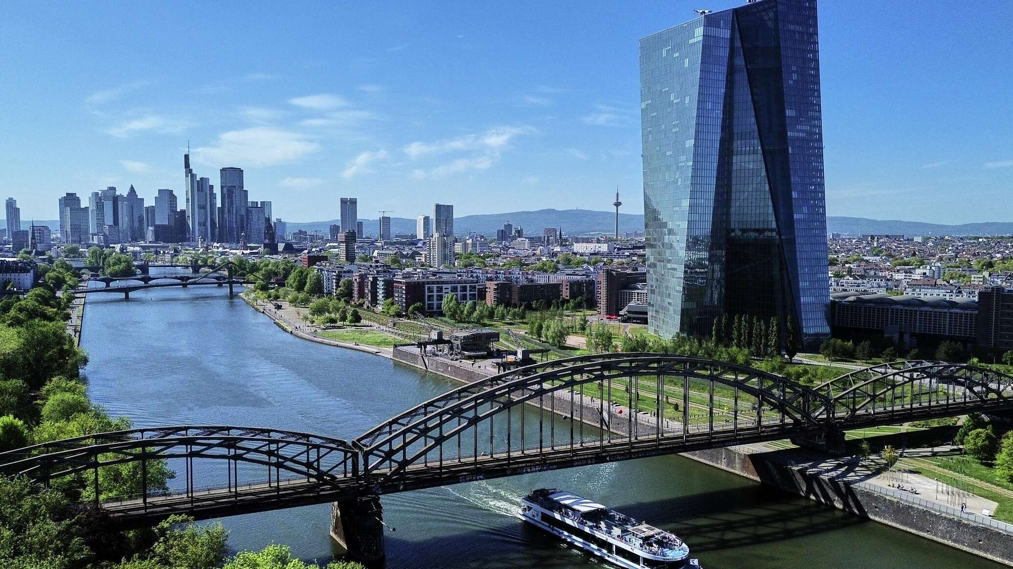 البنك المركزي الأوروبي: ارتفاع التضخم وتباطؤ النمو في منطقة اليورو