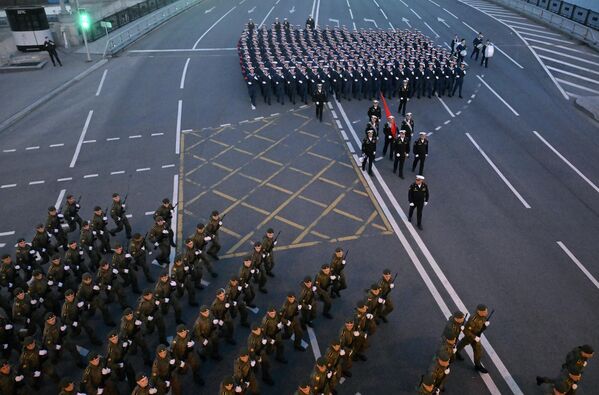 جنود ضمن مجموعات خلال بروفة للعرض العسكري ضمن التحضيرات للاحتفال بالذكرى الحادية والثمانين للانتصار في الحرب الوطنية العظمى. - سبوتنيك عربي