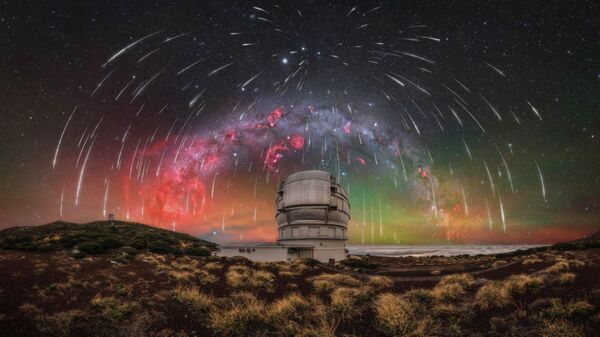 Снимок Geminid Symphony Over La Palma’s Guardian of the Sky фотографа Uroš Fink, вошедший в список 25 лучших фотографий конкурса 2026 Milky Way Photographer of the Year - سبوتنيك عربي